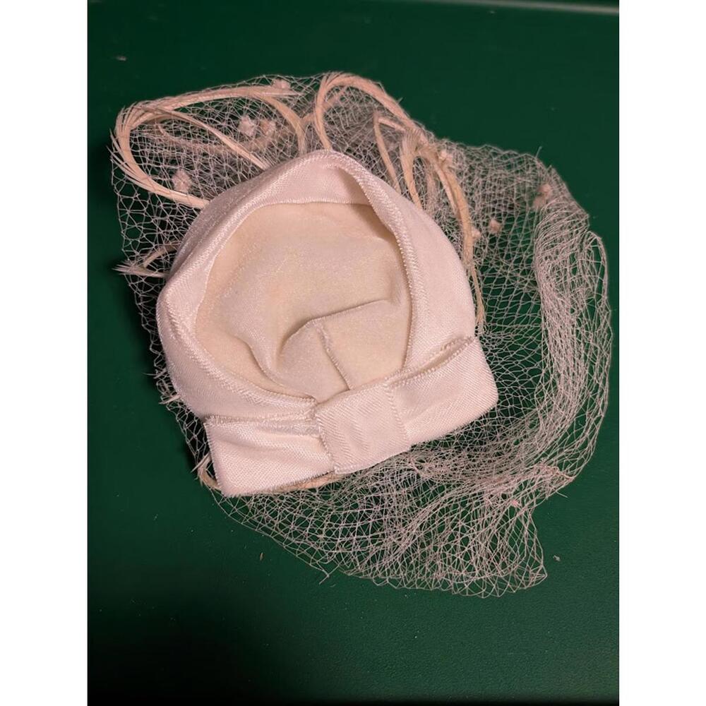 Vintage Union Made Ivory Fascinator Pillbox Hat with Veil 50s? 60s?